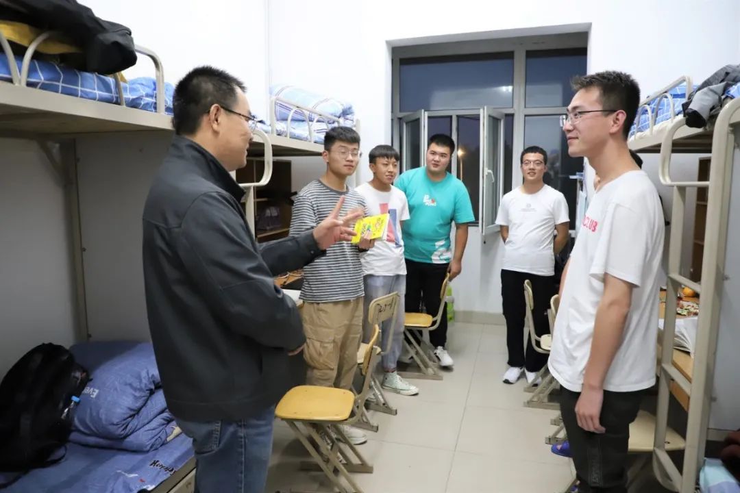 信息工程学院领导走访新生宿舍-宁夏大学信息工程学院